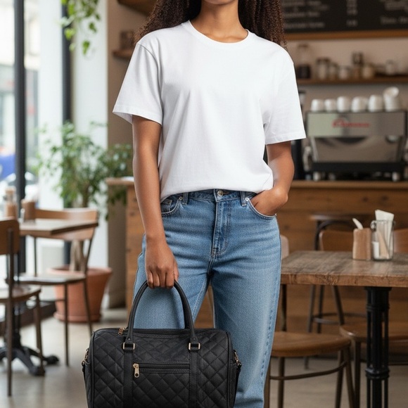 Duffel Bah Quilted with 2 side pockets and a crossbody strap - Picture 2 of 8